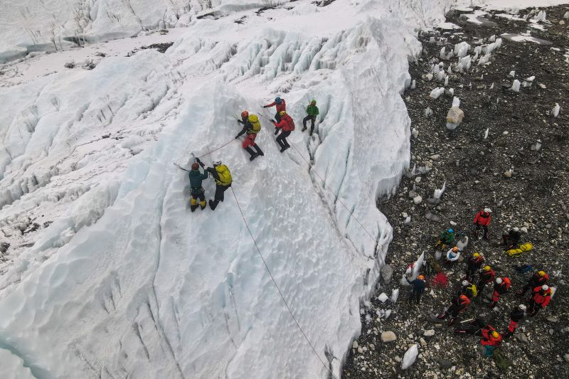 متسلقي الجبال أثناء نزولهم من قمة جبل إيفرست في نيبال