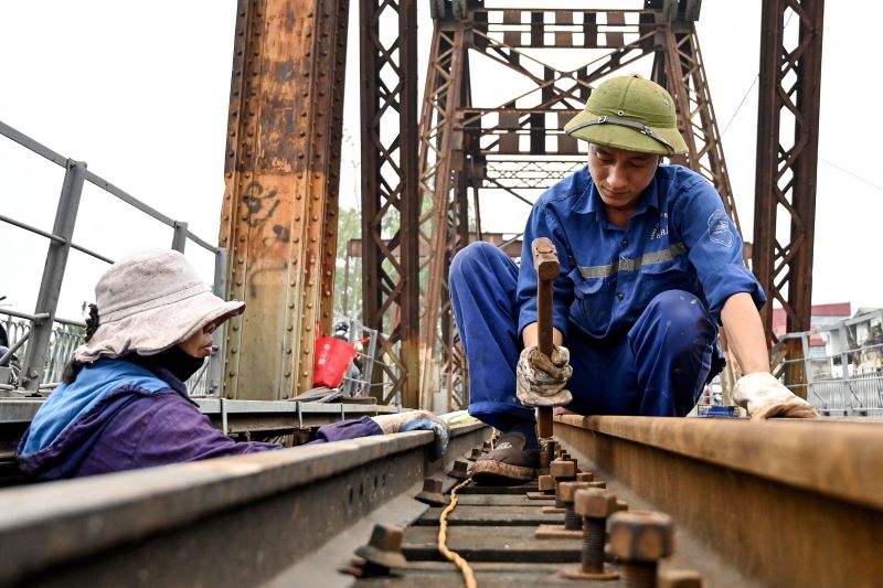 جانب من أعمال صيانة مسارات السكك الحديدية في فيتنام  