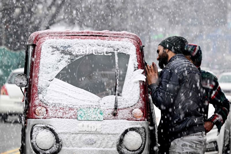 الثلوج تغطي شوارع سريناجار في الهند