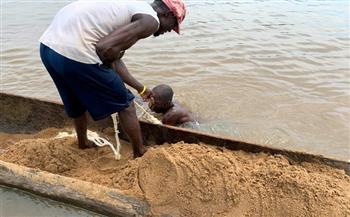   مهنة تعرّض ممارسيها للخطر صيد  الرمال من نهر أوبانجي في إفريقيا الوسطى | صور